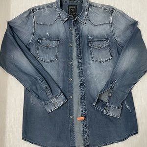 Slim fit GUESS denim button down shirt long sleeve. Two front pockets